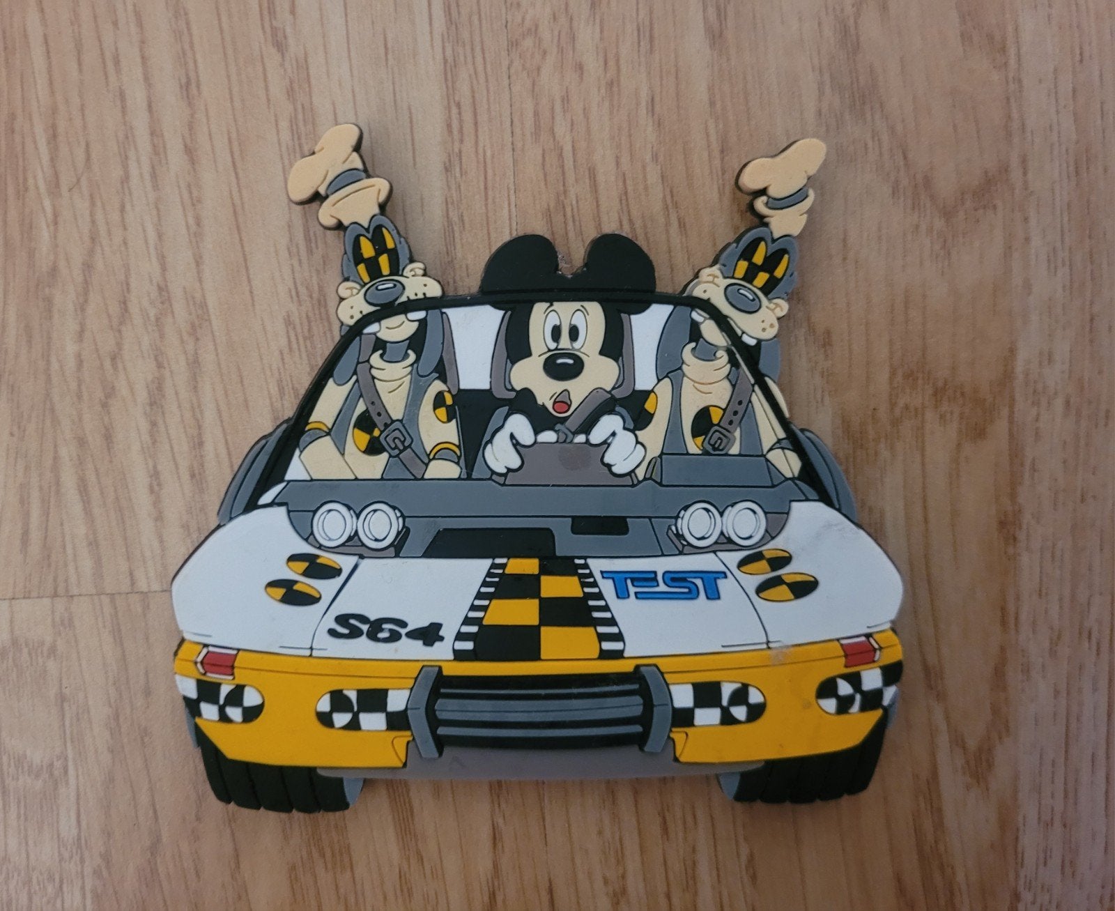Disney magneet, walt disney world test track, Verzamelen, Disney, Ophalen of Verzenden, Overige figuren, Zo goed als nieuw, Beeldje of Figuurtje