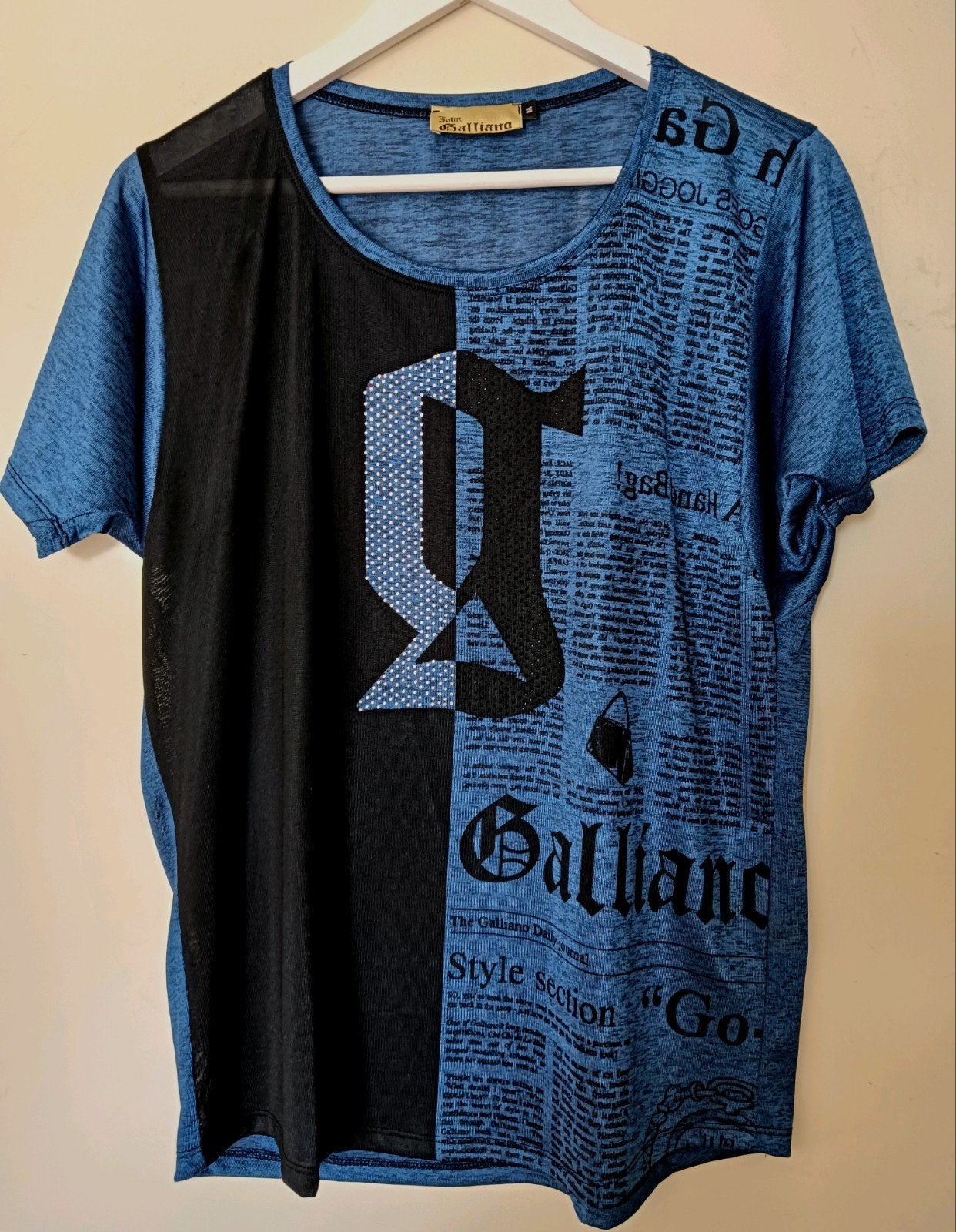 John Galliano shirtje in maat 38/40 in topstaat, Kleding | Dames, T-shirts, Maat 38/40 (M), Blauw, Liu Jo, Ophalen of Verzenden