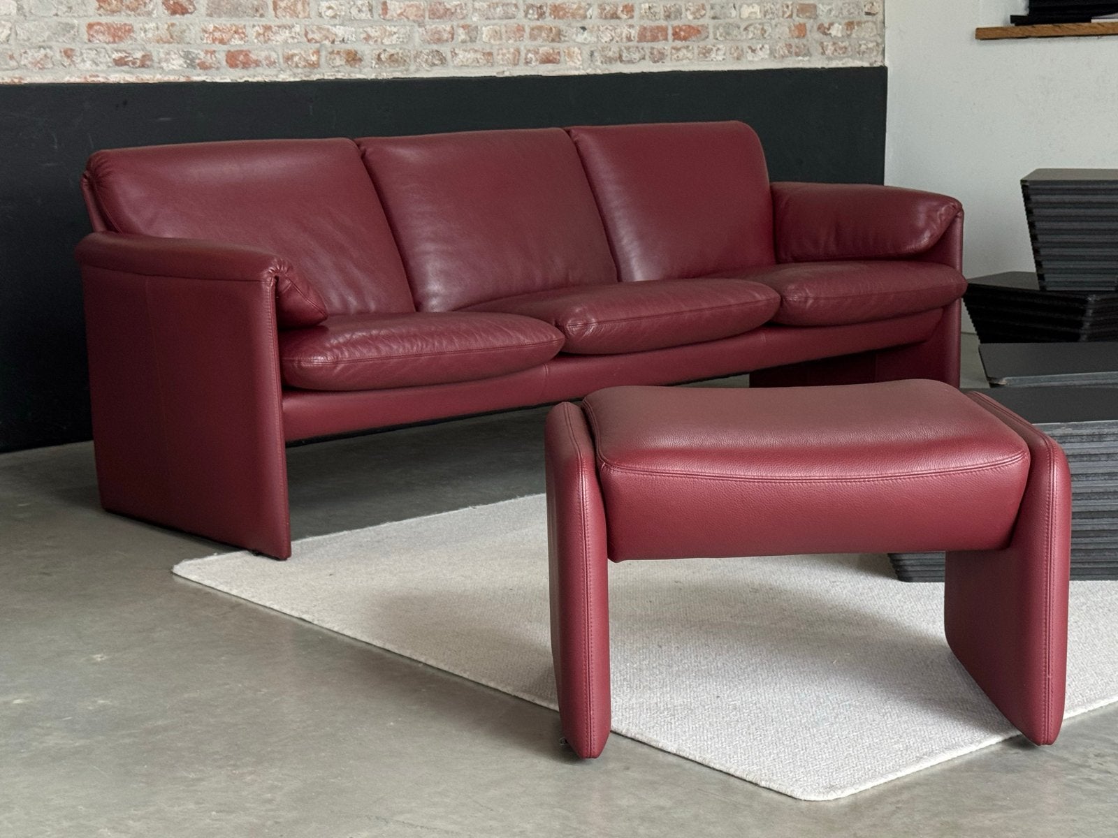 Leolux Bora Bora 3-pers bank met Hocker - Bordeauxrood leer, X, Driepersoons, Ophalen of Verzenden, Zo goed als nieuw