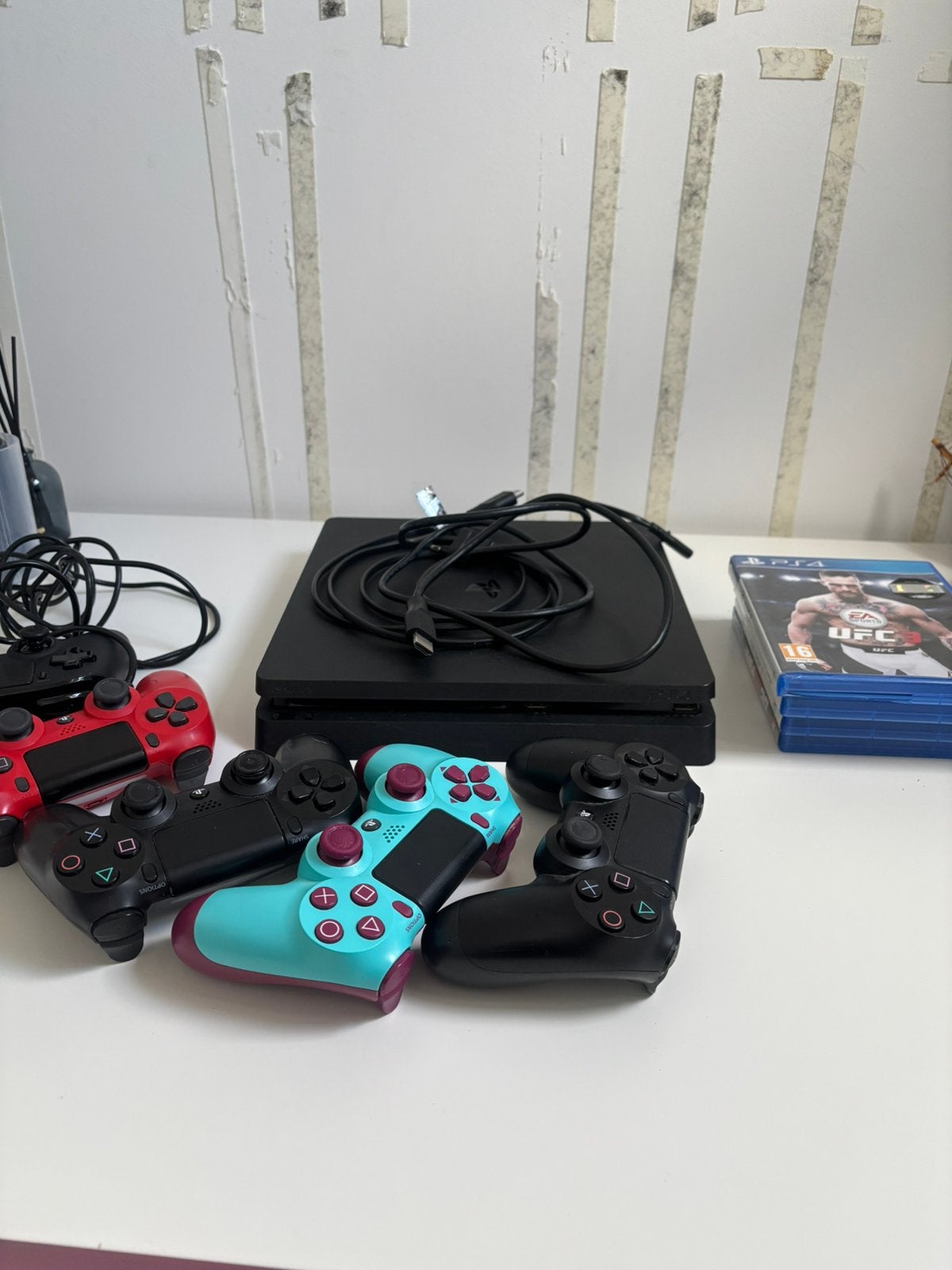 Titel  PS4 500GB + 5 controllers + 4 games + HDMI, Ophalen of Verzenden, Original, Met 3 controllers of meer, 500 GB