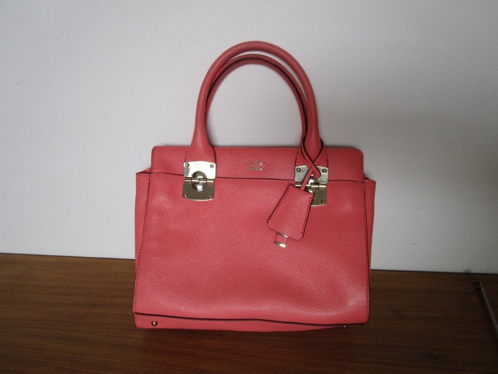Nr.79: Handtas tas van Guess Nieuw Roze met schouderriem, Ophalen of Verzenden, Zo goed als nieuw, Roze, Handtas