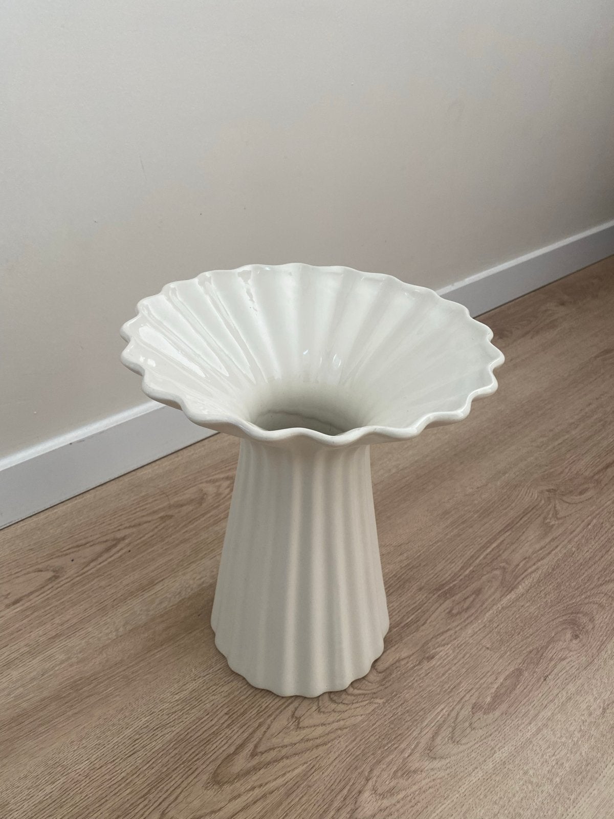 Creme-kleur vaas met geribbelde textuur, Ophalen