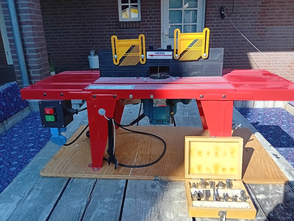 Frees tafel met makita freesmachine, Doe-het-zelf en Verbouw, Gereedschap | Freesmachines, Ophalen, Gebruikt, Elektrisch, Makita
