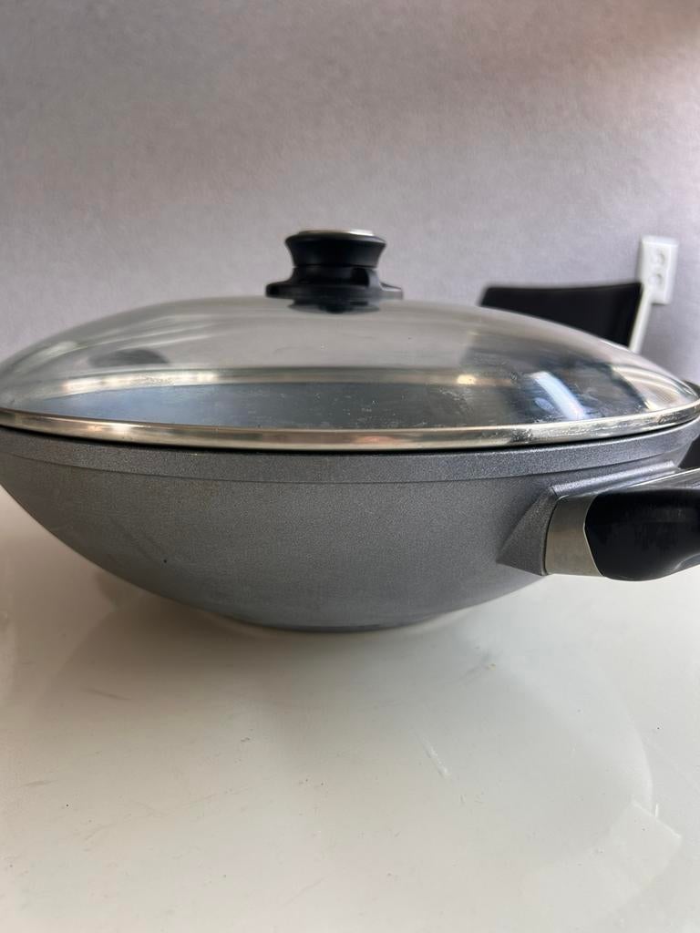 Swiss Diamond Wok, Huis en Inrichting, Keuken | Potten en Pannen, Ophalen of Verzenden, Zo goed als nieuw, Gietijzer, Wok