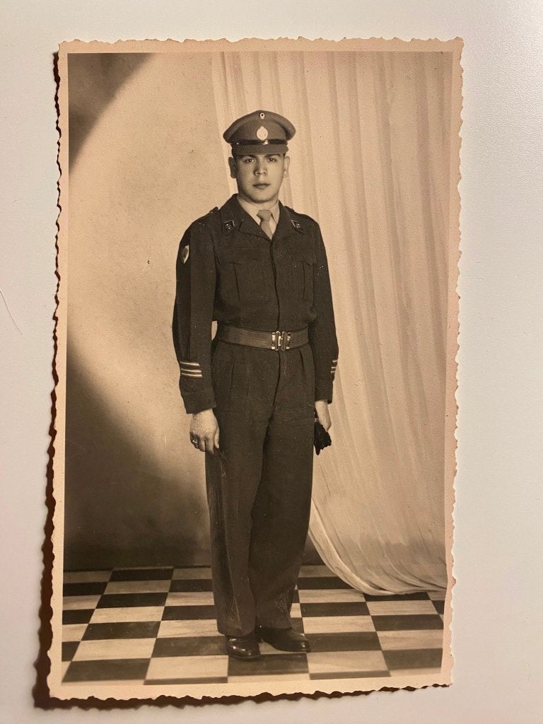 Originele Foto – Nederlandse Soldaat in Uniform / Platpet, Verzamelen, Ophalen of Verzenden, Nederland, Foto of Poster