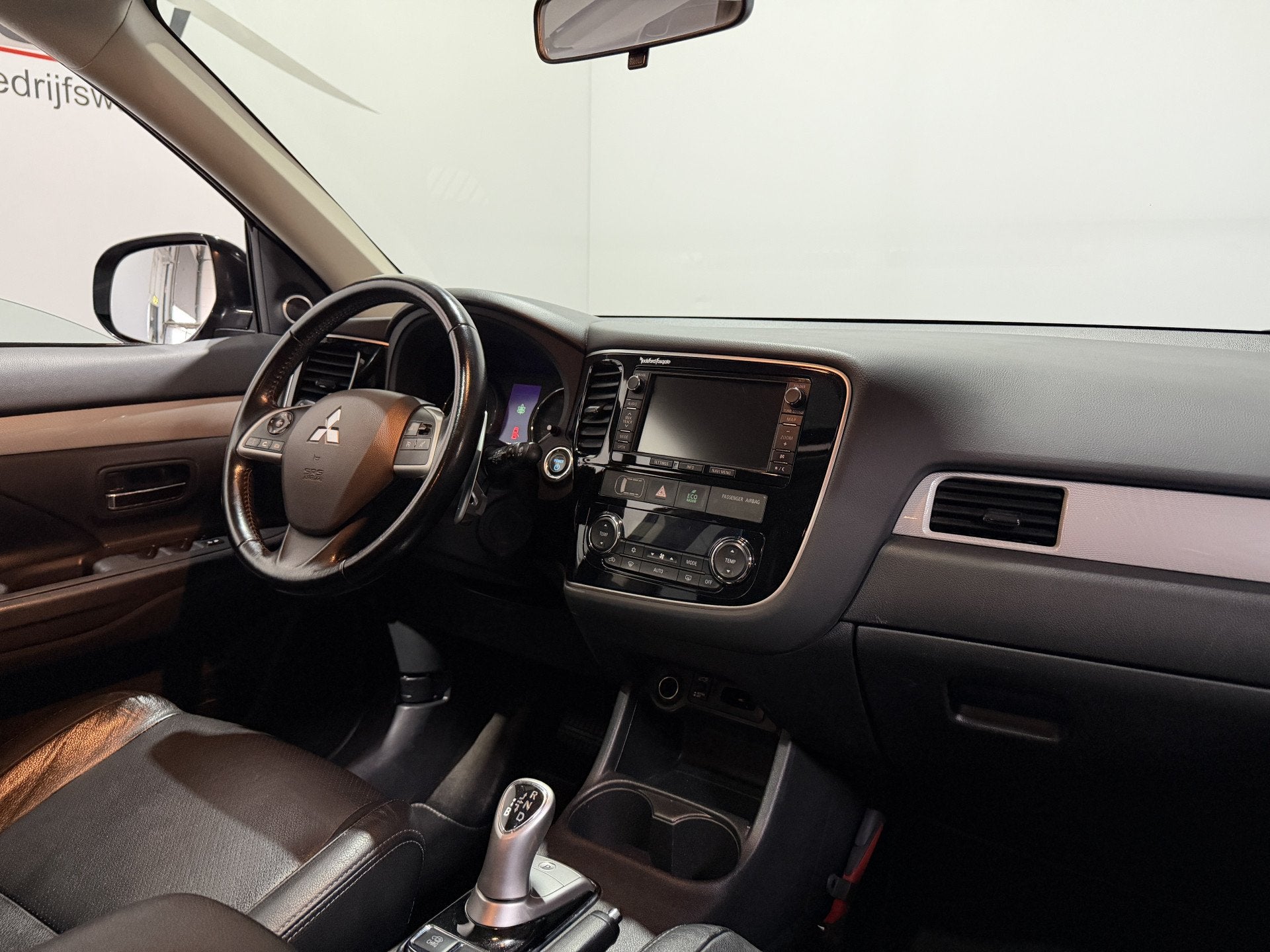 Mitsubishi Outlander 2.0 PHEV Instyle - Pano / Navi / Stoelv, Auto's, Mitsubishi, Automaat, 4 cilinders, Zwart, Bedrijf