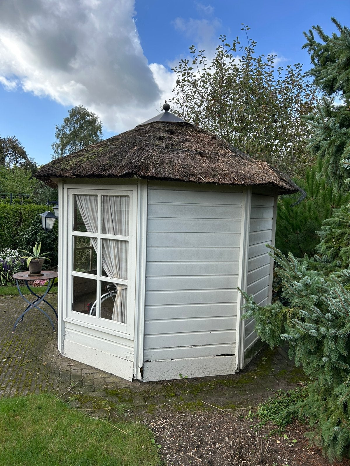 Charmant tuinhuis met rieten dak, Tuin en Terras, Tuinhuizen, Ophalen, 3 ramen of meer, 250 tot 500 cm, Hout