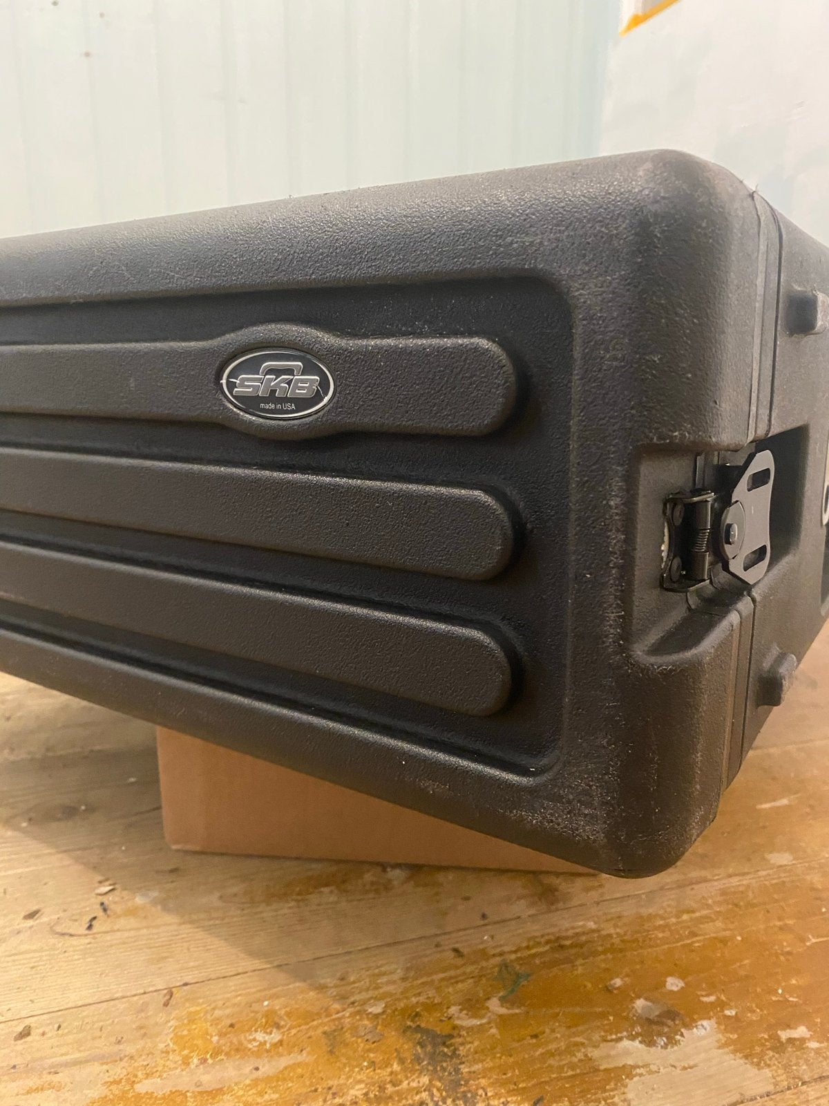 Ampeg SVT III Pro basversterker met Korg tuner in SKB rack, Ophalen, Gebruikt, Basgitaar, 100 watt of meer