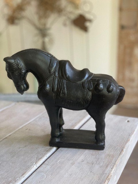 Zwart stenen beeld paard. Chinese Tang dynastie stijl., Antiek en Kunst, Ophalen, Zoogdier, Steen of Keramiek, Beeld