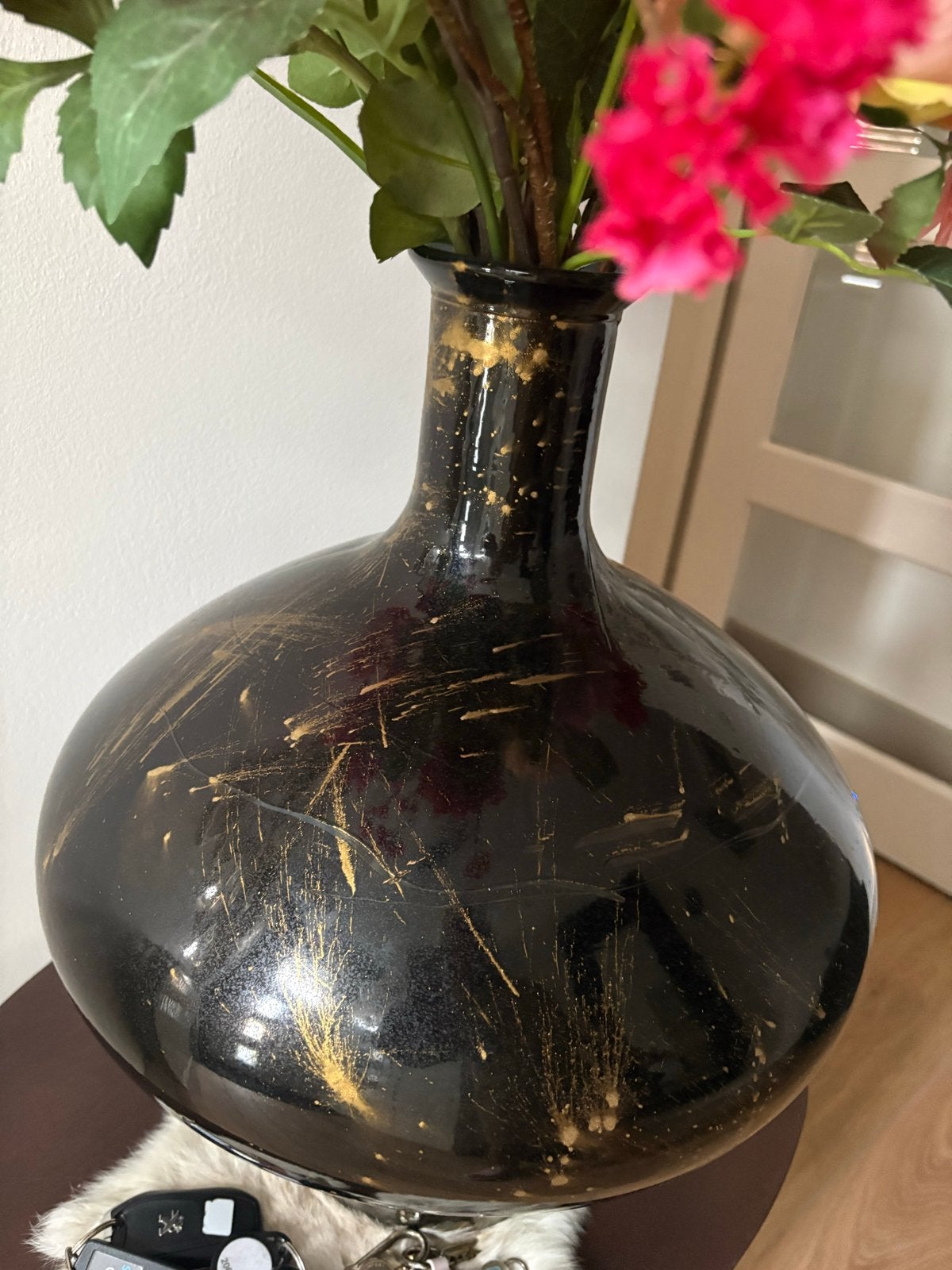 Grote zwarte vaas met gouden accenten en kunstbloemen, Ophalen, Overige materialen, Zwart, Inclusief decoratie