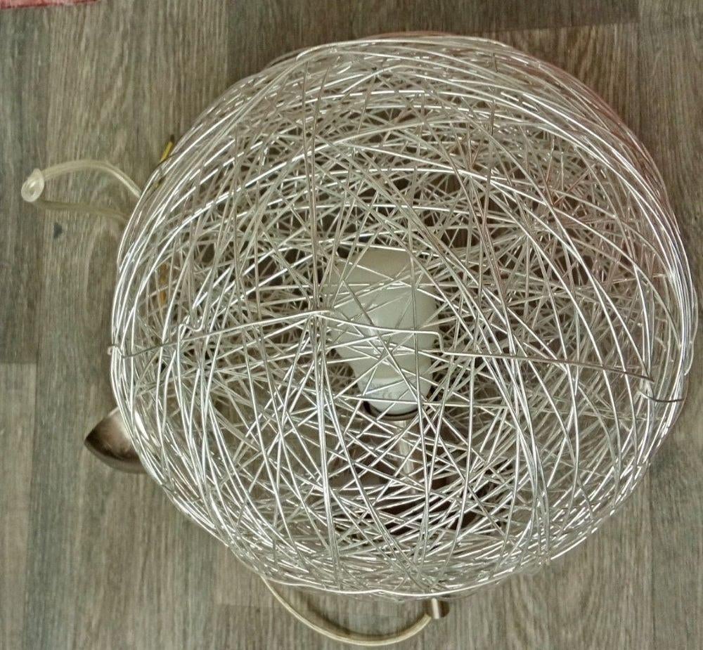 tka zilverkleurige draadlamp/bollamp van Kenwell design, Huis en Inrichting, Lampen | Tafellampen, Ophalen of Verzenden, Zo goed als nieuw
