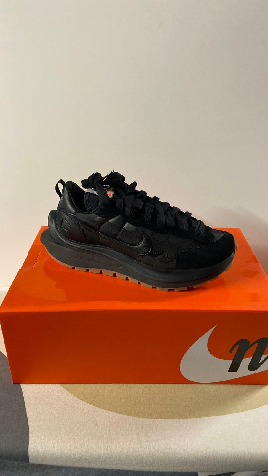 Nike x Sacai Vaporwaffle Black Gum 43, Ophalen of Verzenden, Nieuw, Zwart