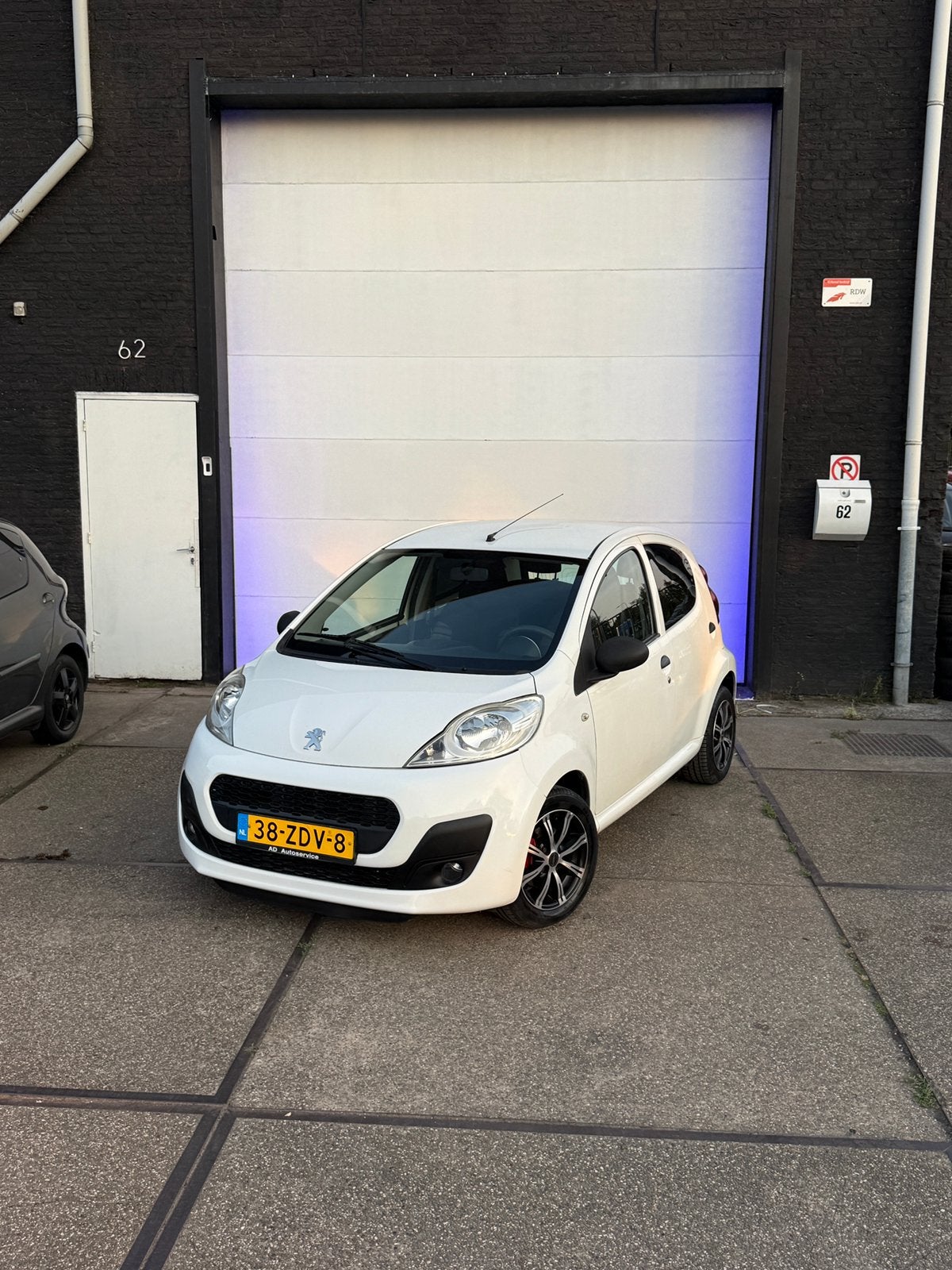 Peugeot 107 1.0 5DR 2012 Wit ( Airco/Nap/NieuweApk), Voorwielaandrijving, Stof, Zwart, 4 stoelen