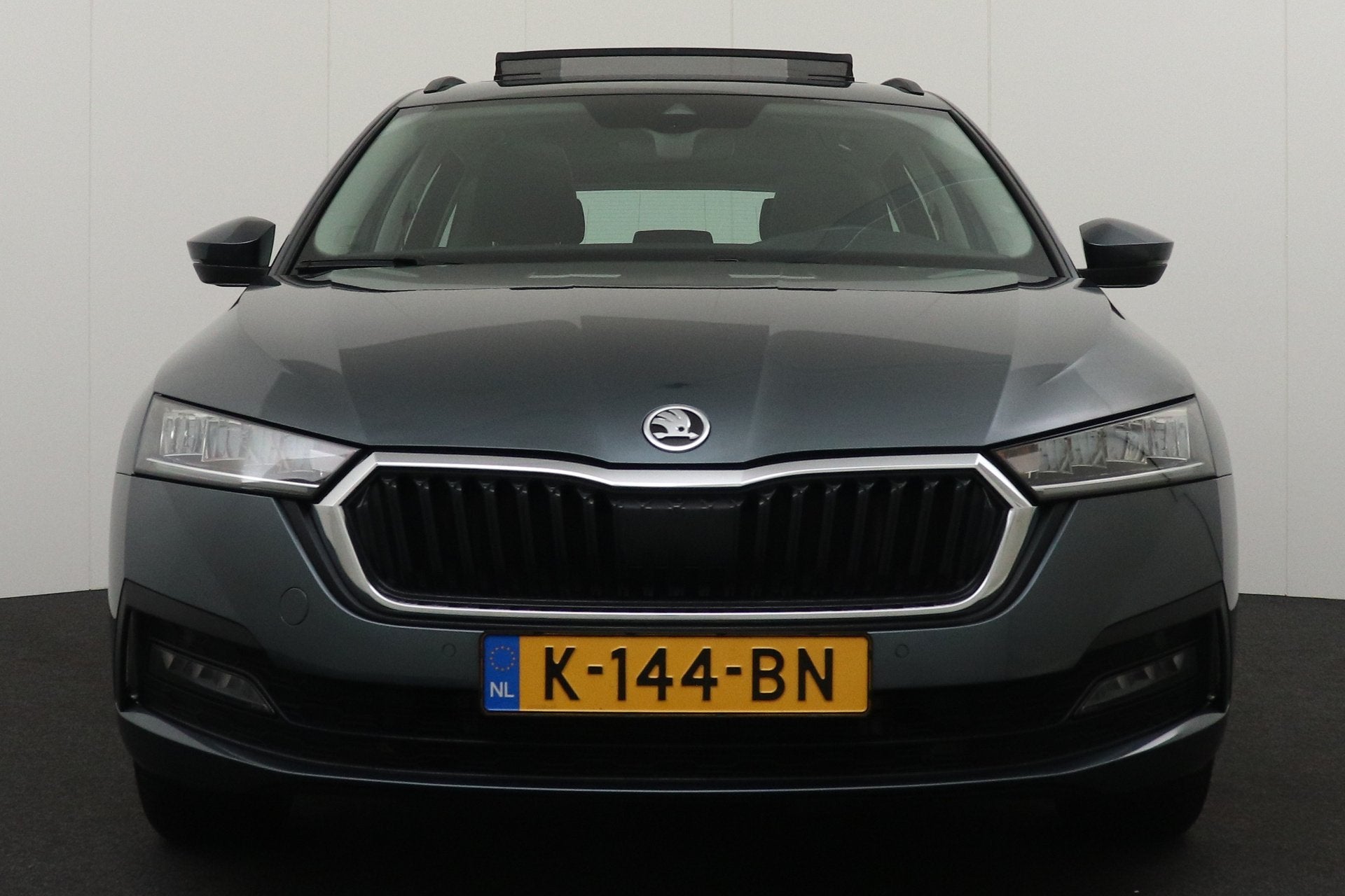 Skoda Octavia Combi 111 PK TSI Business+ Pano-dak Climate El, Auto's, Skoda, Stof, Origineel Nederlands, 3 cilinders, Zilver of Grijs
