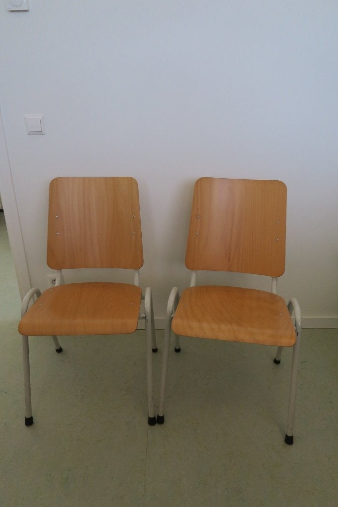 Twee vintage stapelbare schoolstoelen metaal beukenhout, Huis en Inrichting, Ophalen, Gebruikt, Twee, Bruin