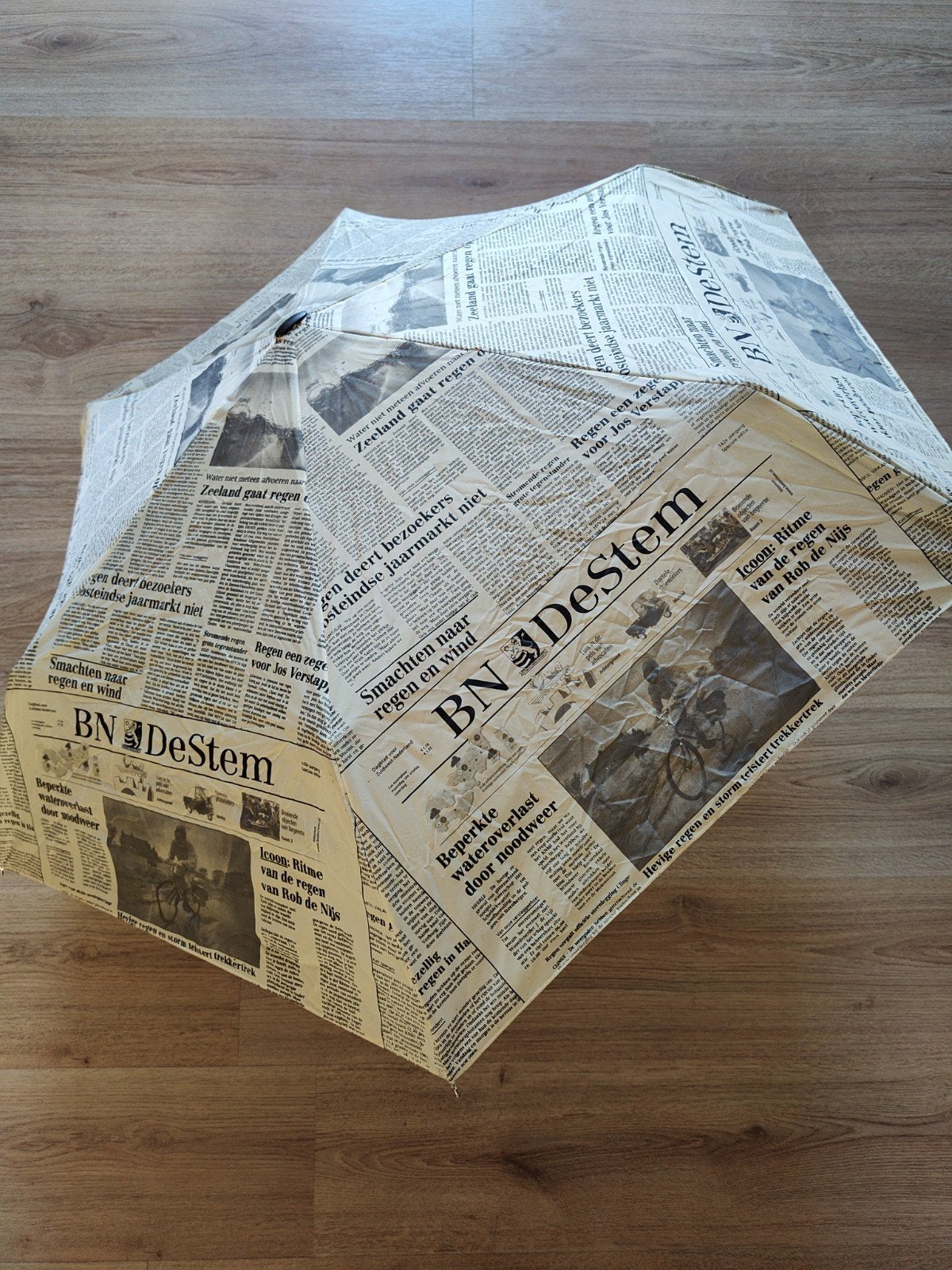 Decoratieve paraplu met krantenartikelen - BN de Stem, Verzamelen, Ophalen of Verzenden