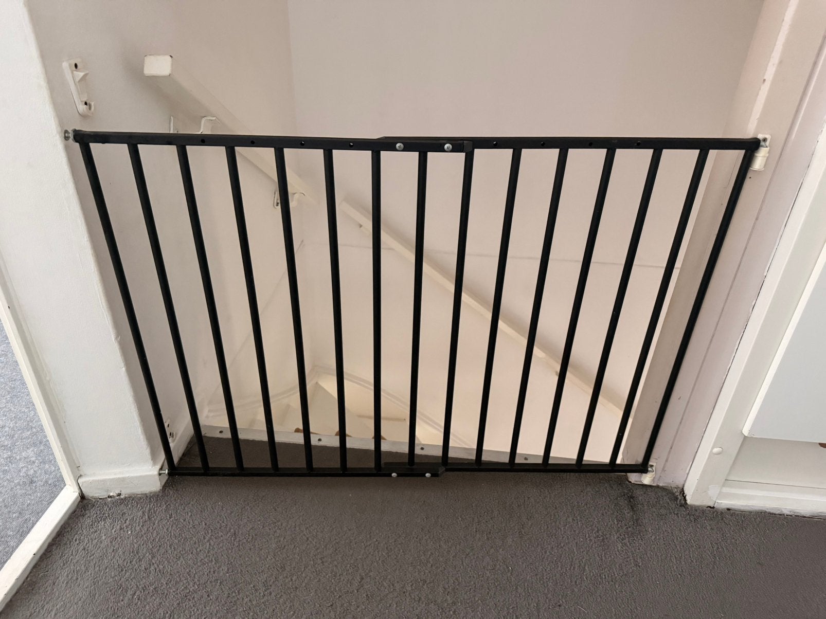 Zwart metalen traphekje 70-102 cm, Kinderen en Baby's, Traphekjes, 100 tot 115 cm, Ophalen of Verzenden, Zo goed als nieuw, Klemhekje