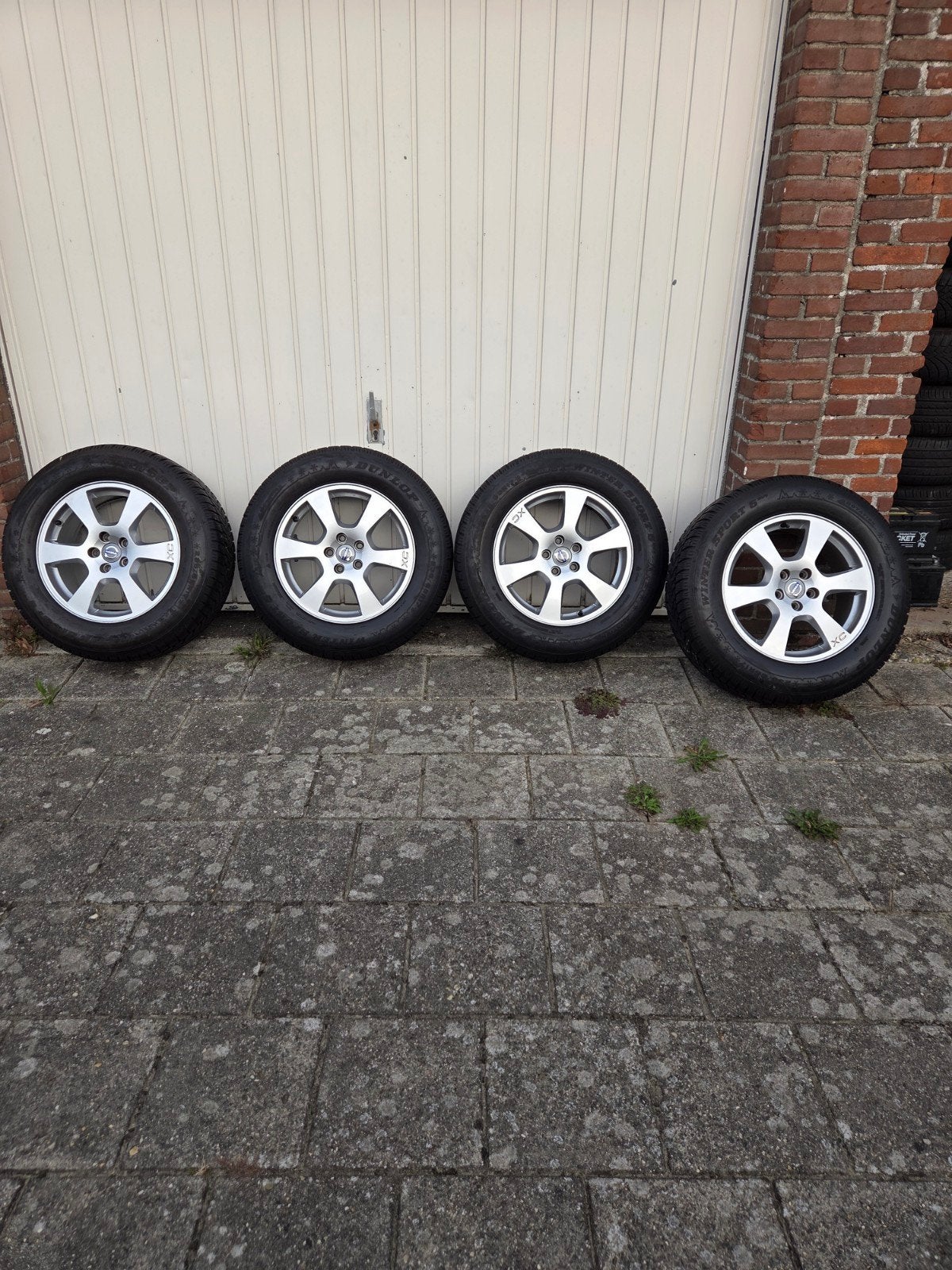 nette volvo xc 60 velgen met winterbanden 235-65-17, Ophalen of Verzenden