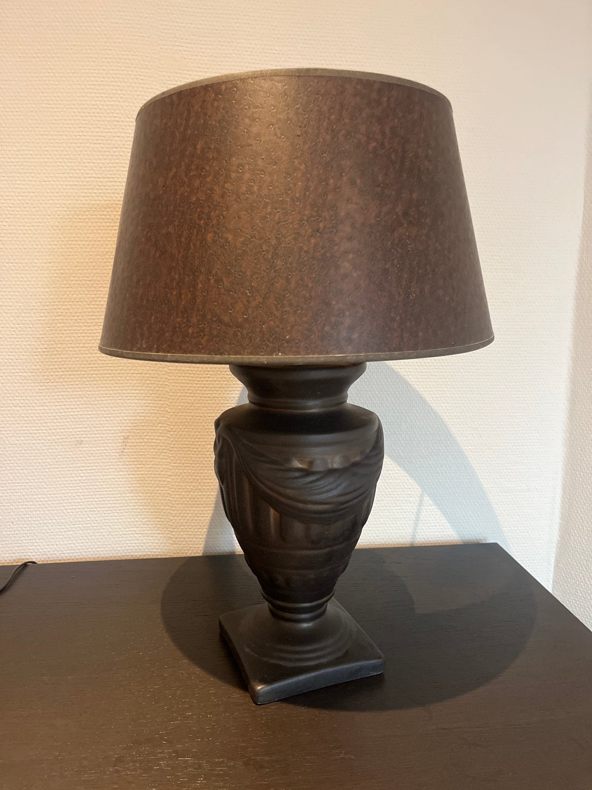 Bruine tafellamp met goudkleurige binnenkant, 57 cm hoog, Bruin, Ophalen, Gebruikt, Met kap