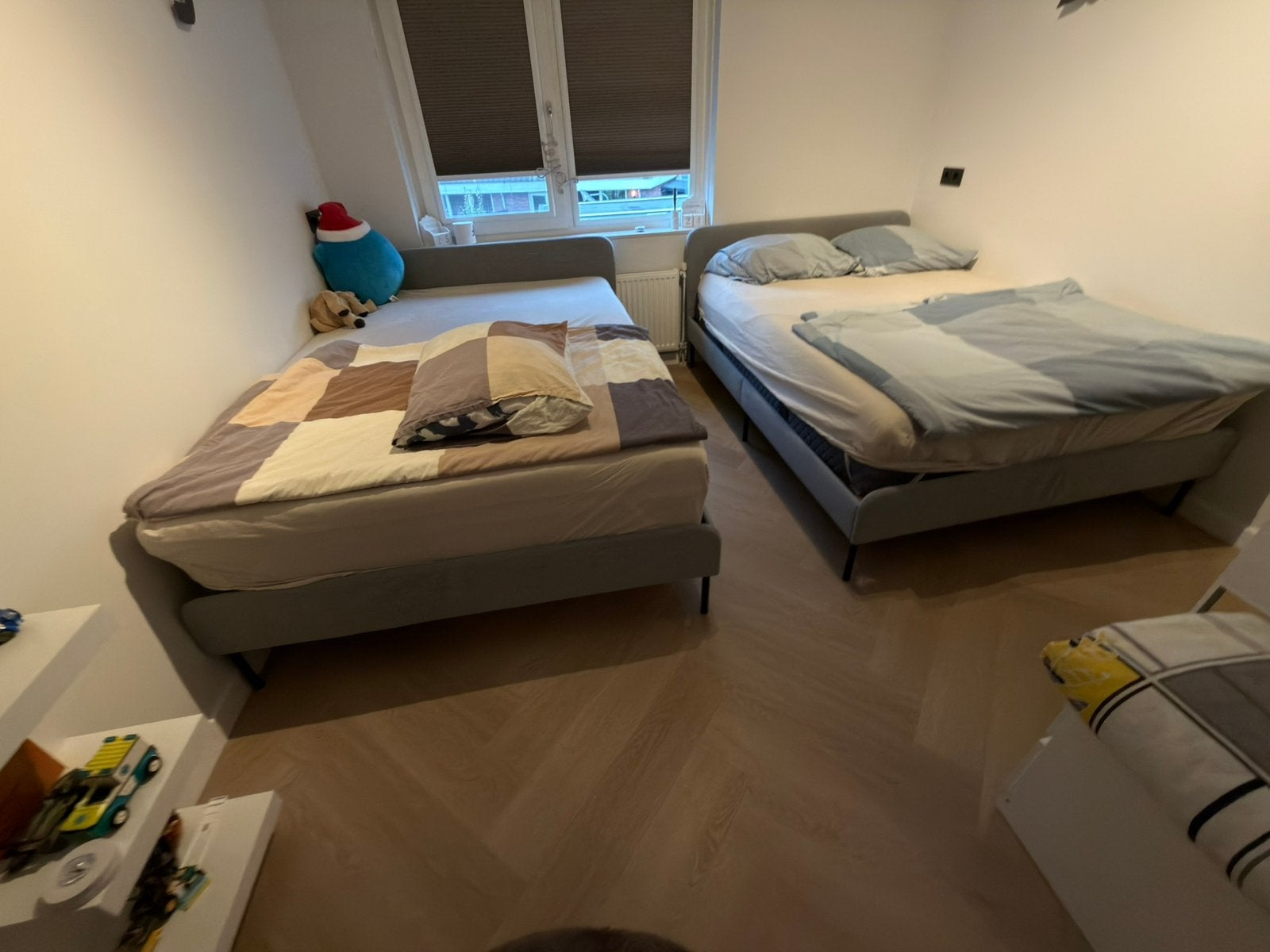 2 IKEA SLATTUM tweepersoonsbed 140x200 cm ZONDER MATRAS, Ophalen, Tweepersoons, 140 cm, Zo goed als nieuw