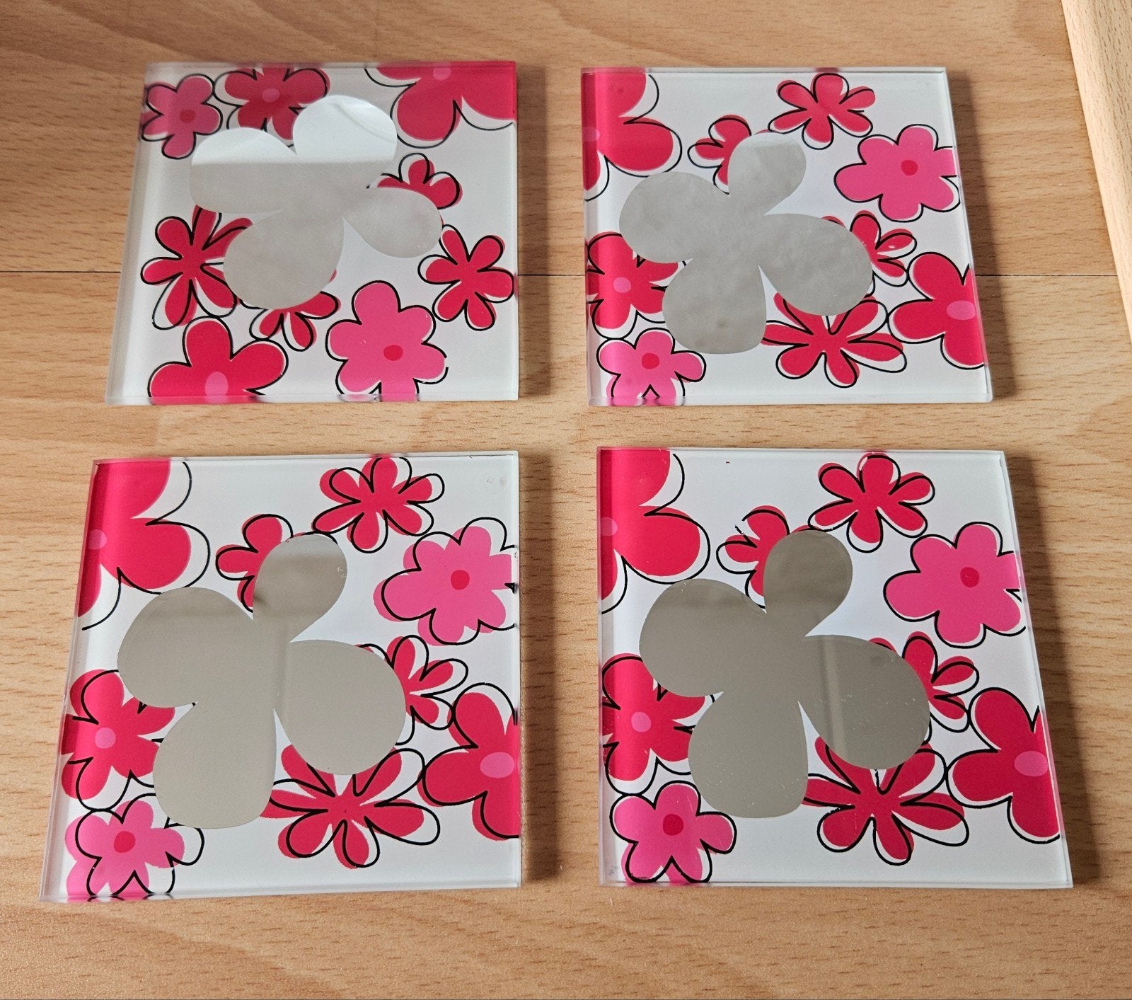 Glazen onderzetters wit met roze bloemen en spiegel, Ophalen of Verzenden, Gebruikt, Glas of Kopje