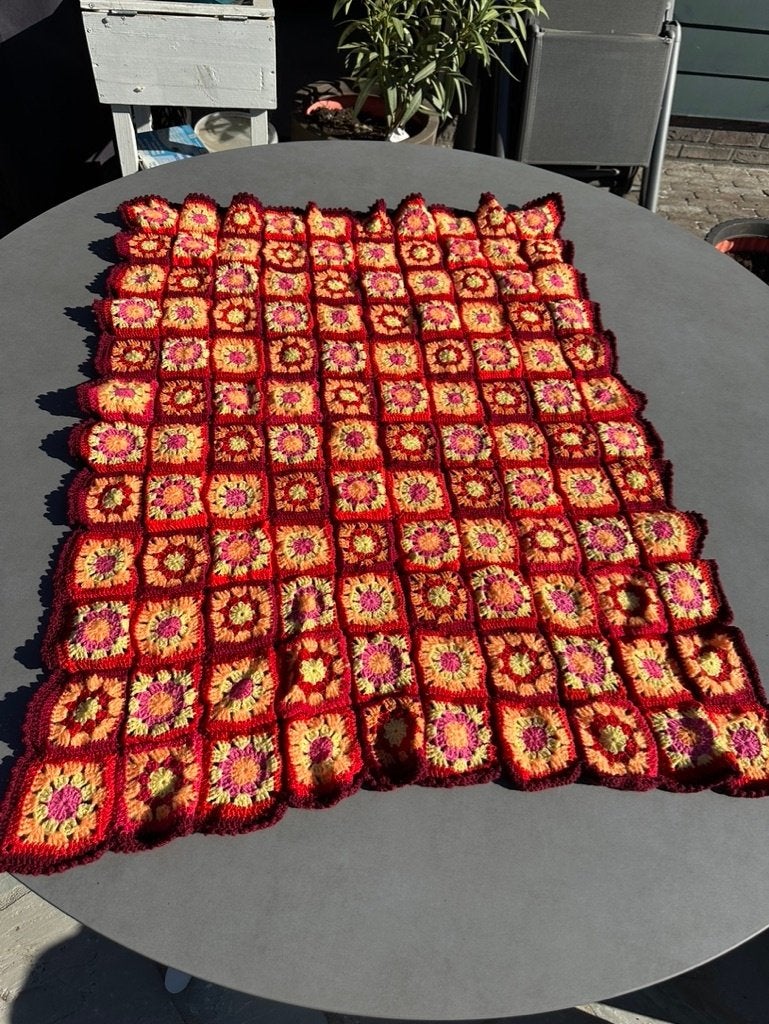 Oranje/rode granny square woondeken, Handgemaakt, Woondeken, 120 cm, Verzenden