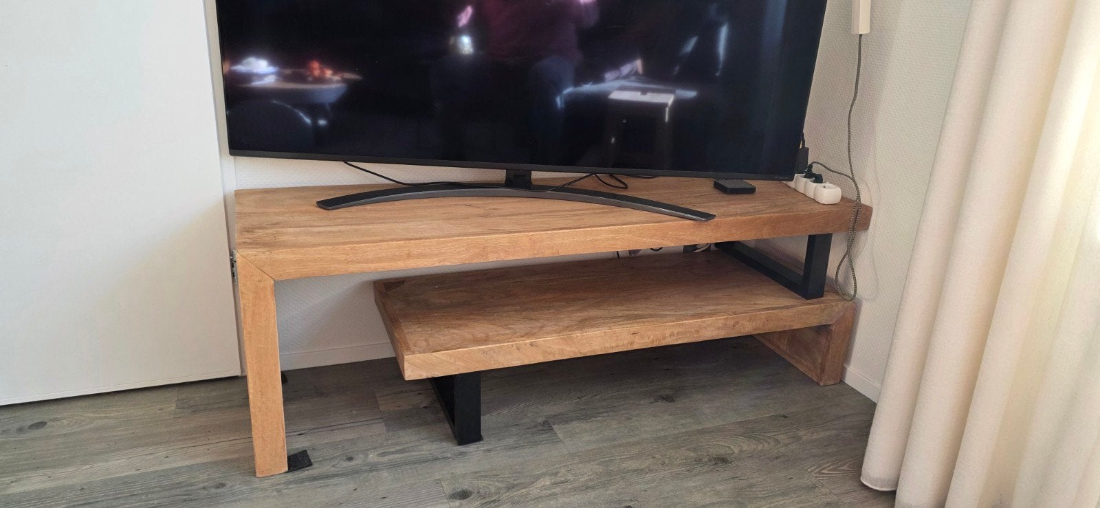 TV-meubel in zeer goede staat - 140x40x46 cm, 100 tot 150 cm, Zo goed als nieuw, Minder dan 100 cm, 25 tot 50 cm