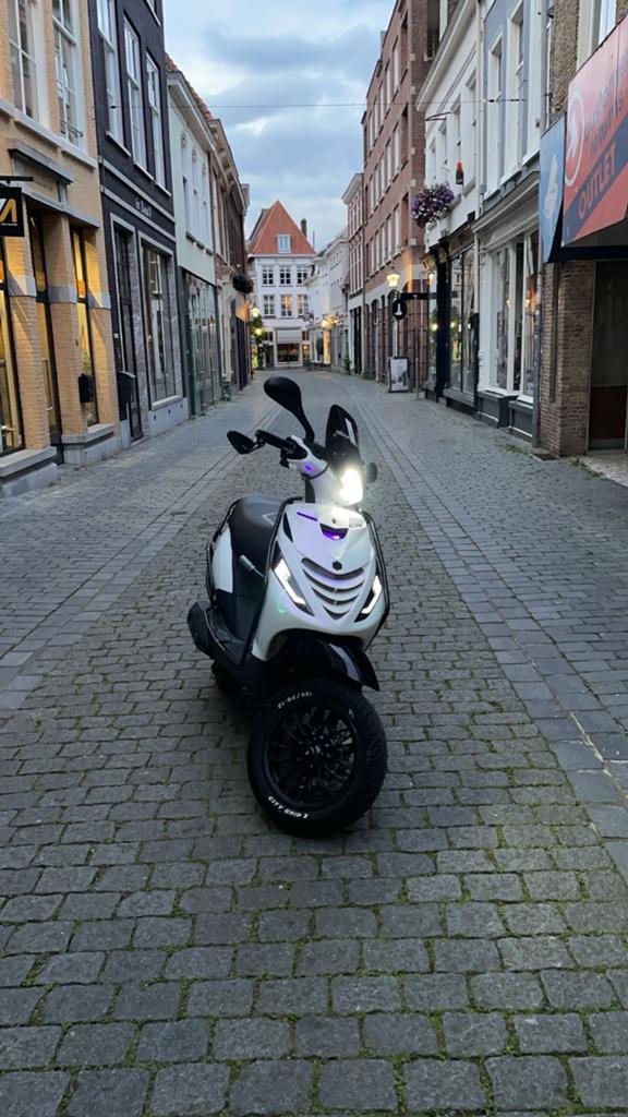 Originele zip A1 frame met plaat, Fietsen en Brommers, Scooters | Piaggio, Ophalen, Zo goed als nieuw, Benzine, Zip