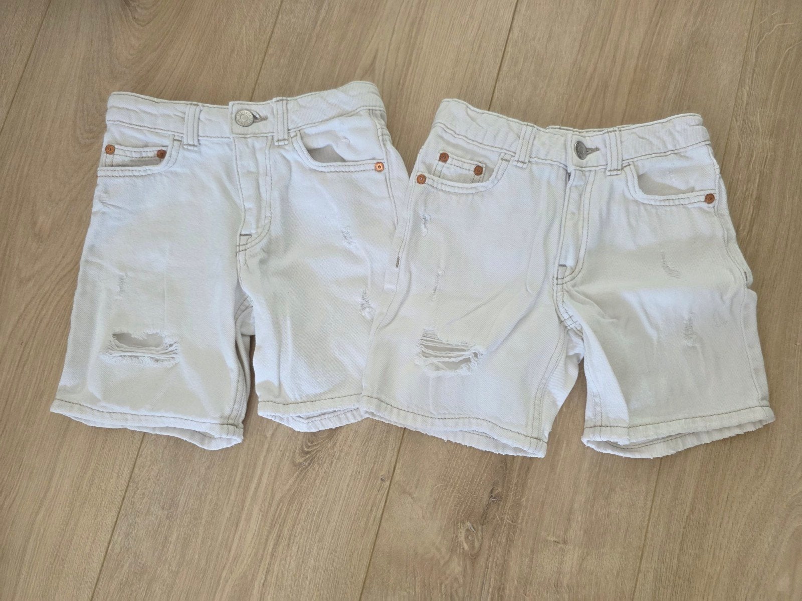2 witte korte broeken Zara maat 122, Broek, Ophalen of Verzenden, Zo goed als nieuw, Zara