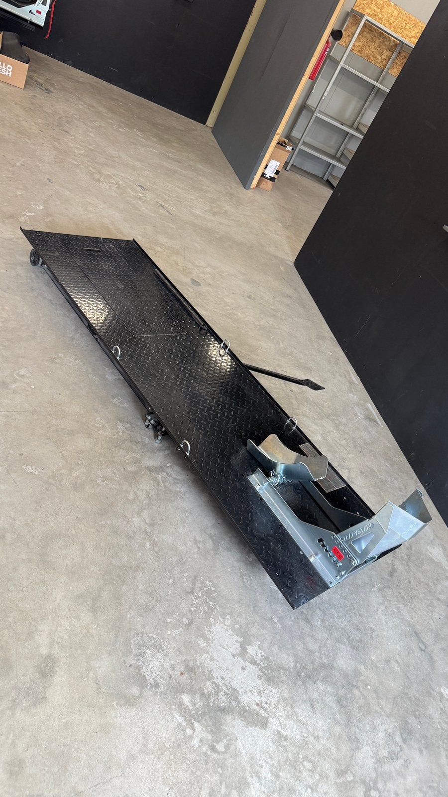 Hydraulische motorbrug met acebikes wielklem, Ophalen
