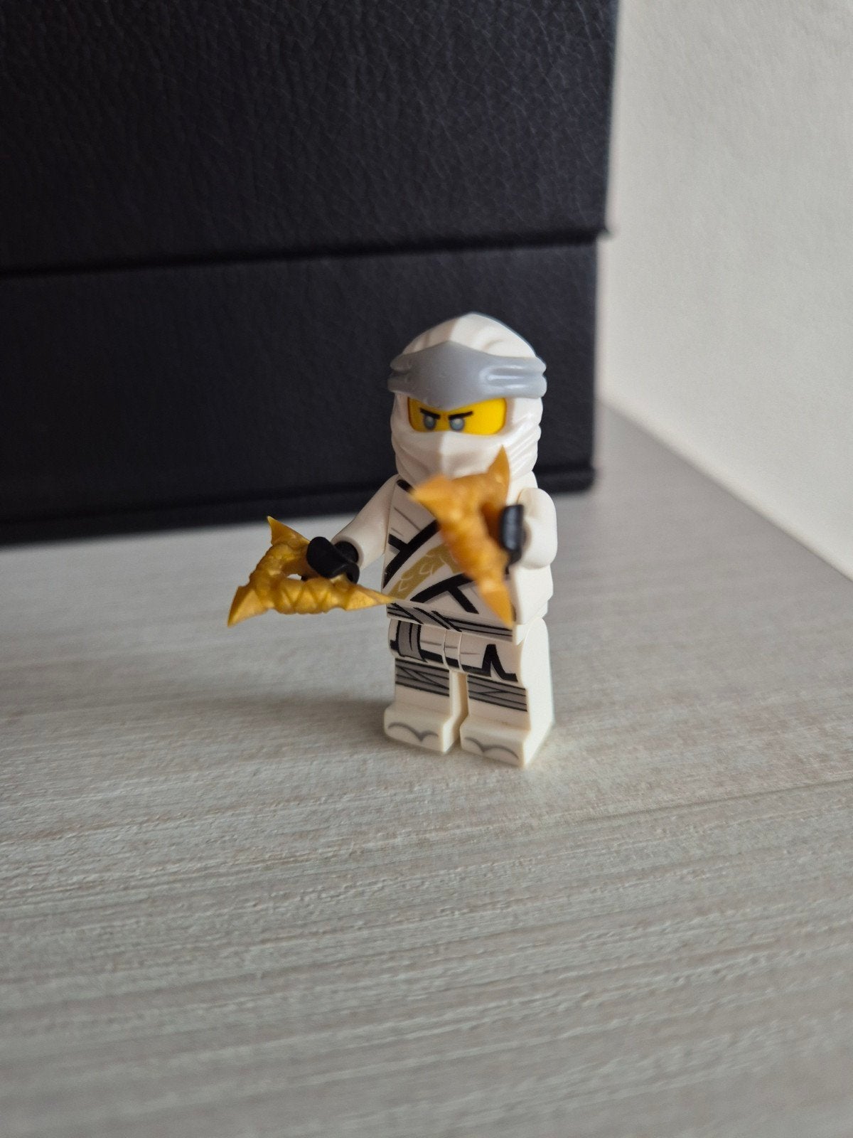 Lego Ninjago Zane Minifiguur met wapens, Gebruikt, Lego, Ophalen of Verzenden, Minifiguur