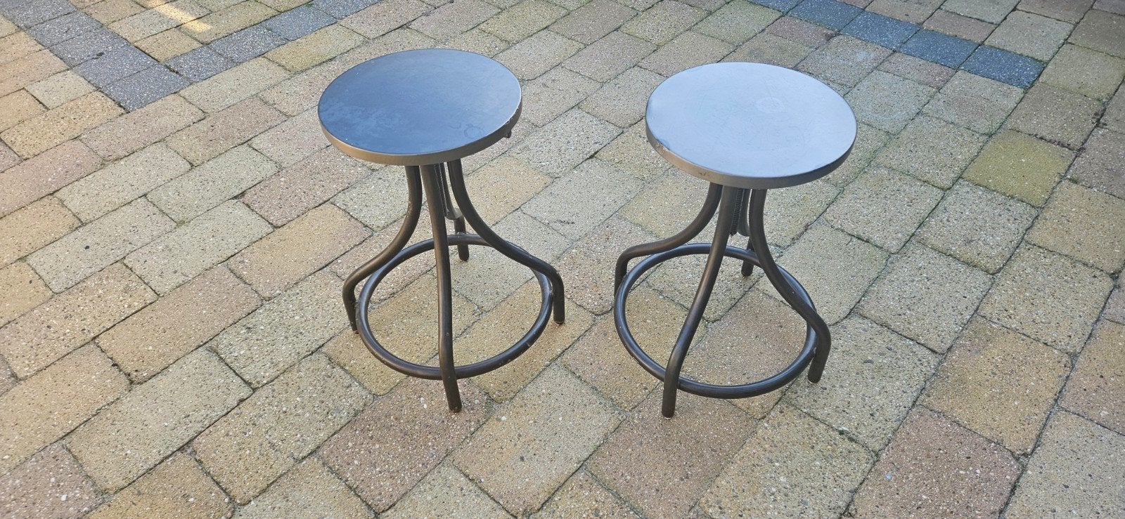2 verstelbare barkrukken, industrieel design