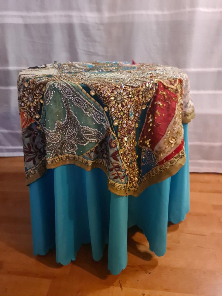 Prachtige mooie tafel met handgemaakte doekje, Ophalen, Zo goed als nieuw, Hout