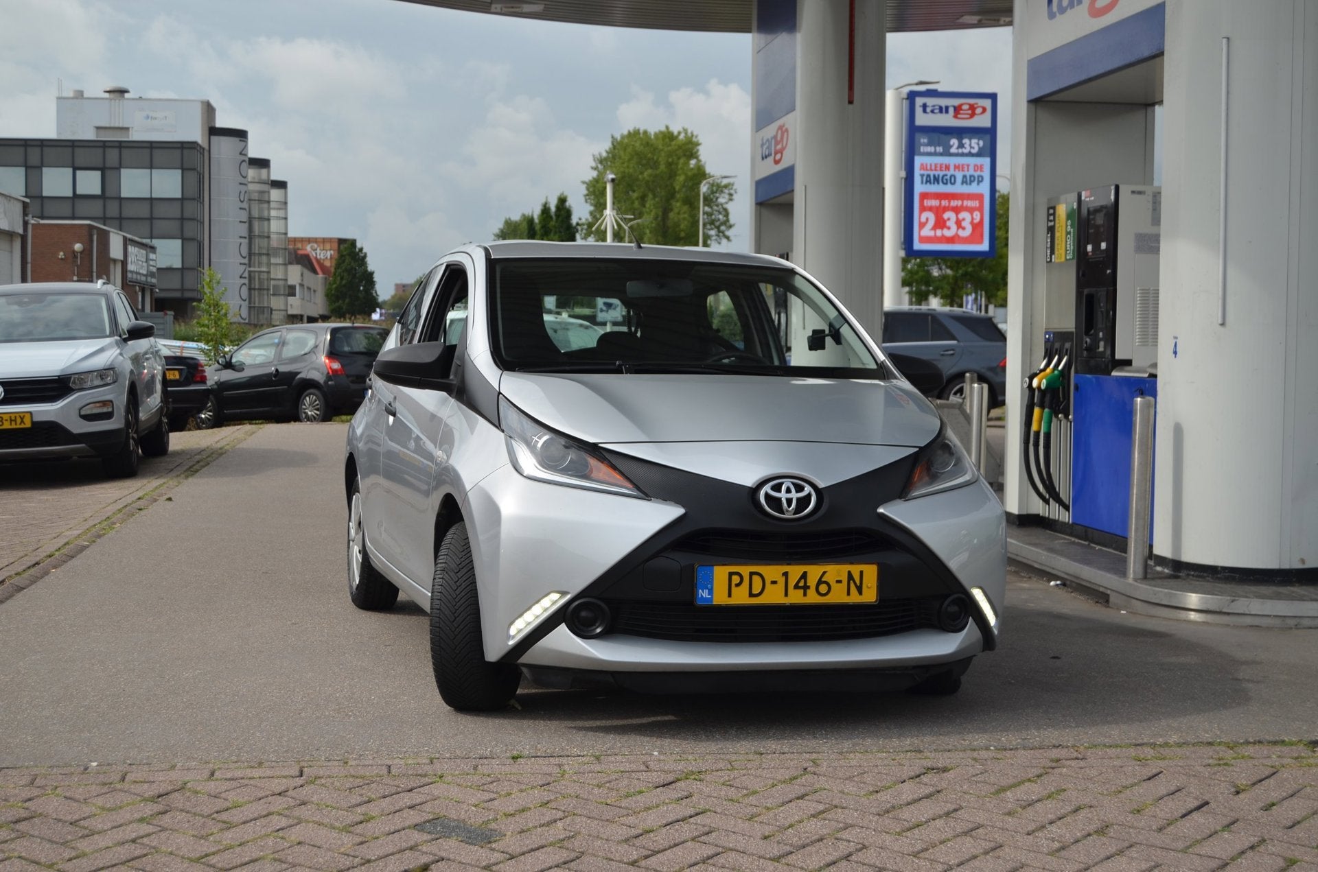 Toyota Aygo 1.0 VVT-i X-fun |AIRCO|5 DRS| BLUETOOTH| NAVIGAT, Stof, Gebruikt, Met garantie (alle), 4 stoelen
