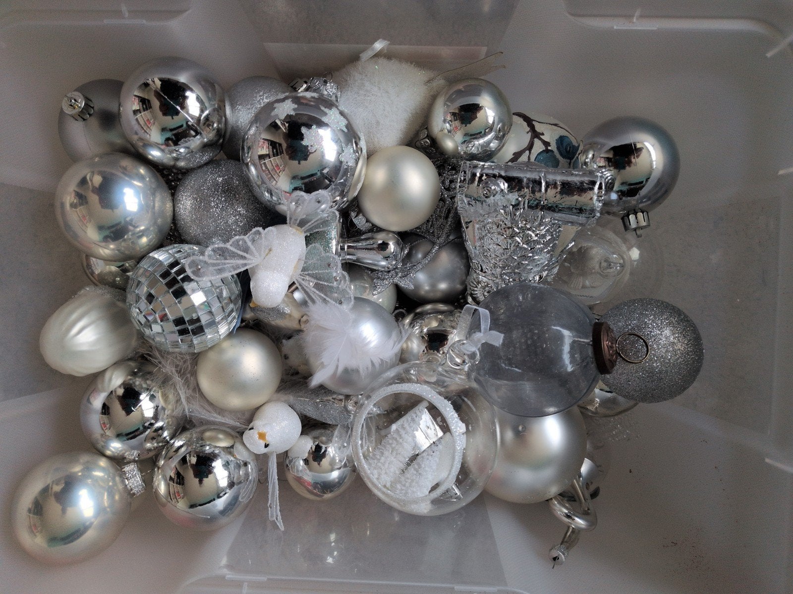 Doos zilveren kerstballen, Ophalen