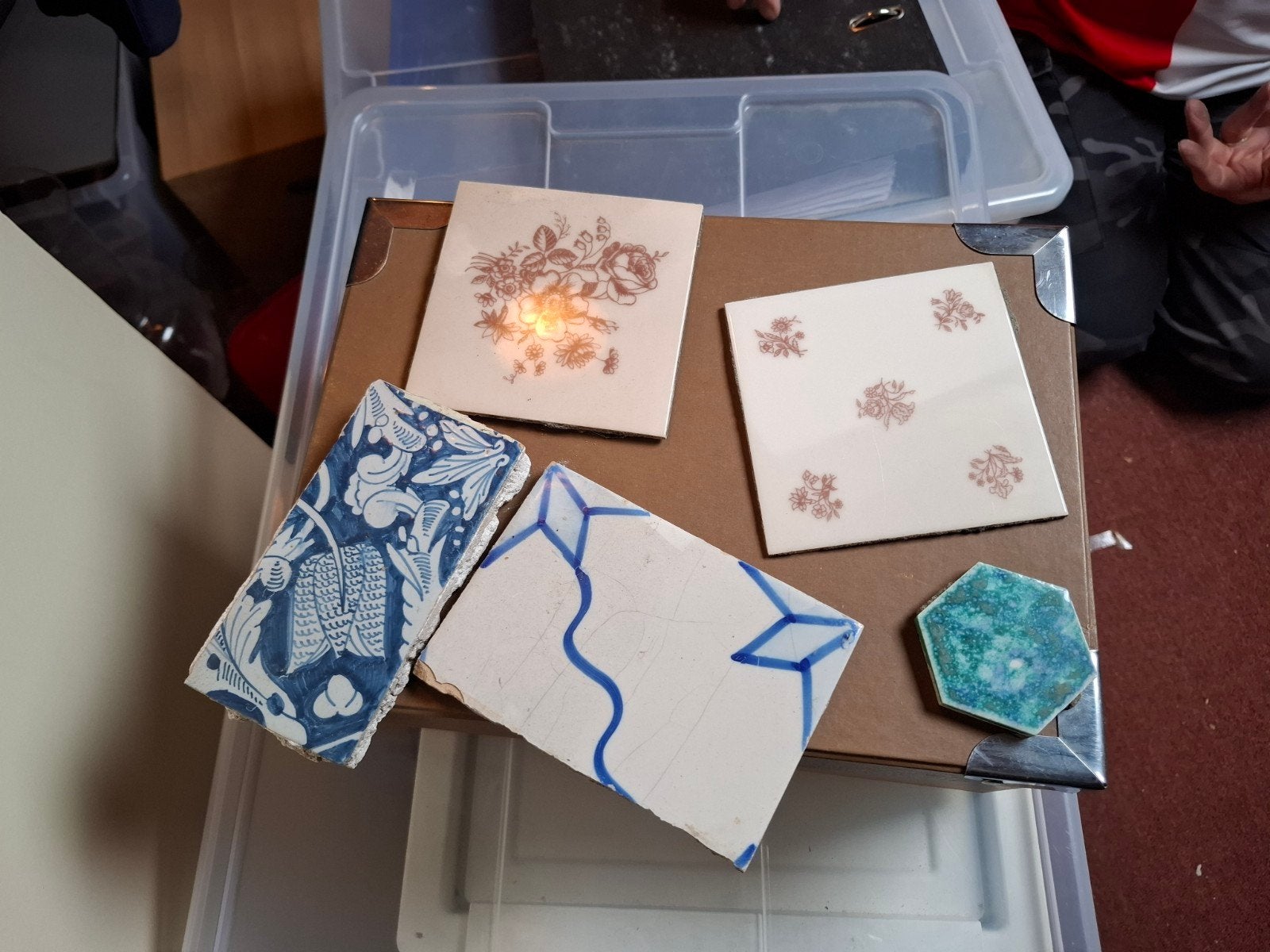Diverse decoratieve tegels en tegelstukken, Ophalen