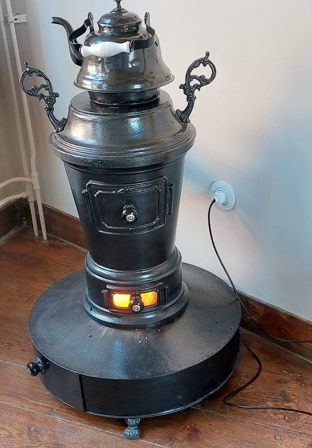 Potkachel. Antieke gietijzeren kachel met theepot, Ophalen of Verzenden