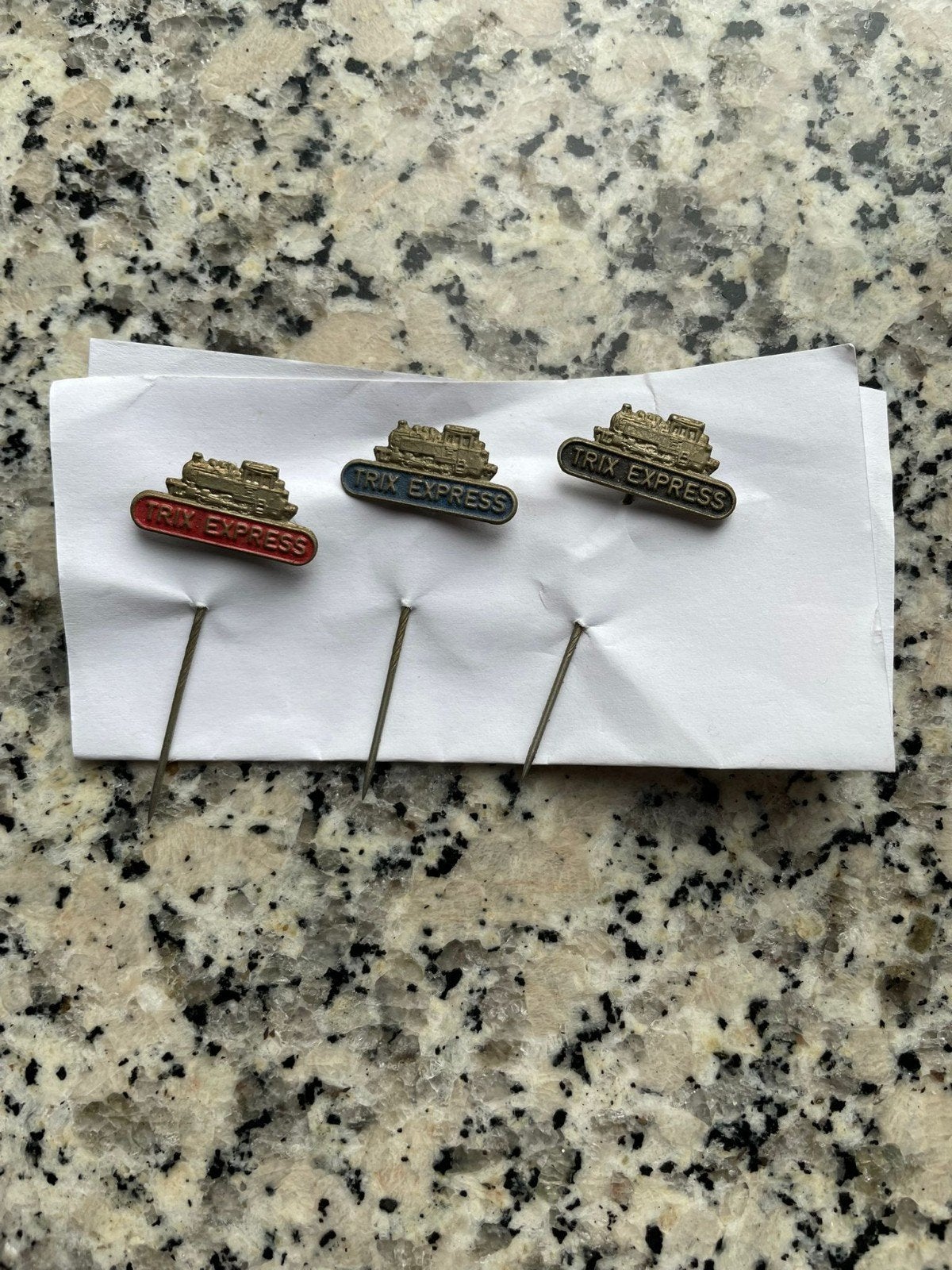 3 Trix Express club pins met trein - Oudere verzamelobjecten, Ophalen of Verzenden, Zo goed als nieuw, Transport, Speldje of Pin