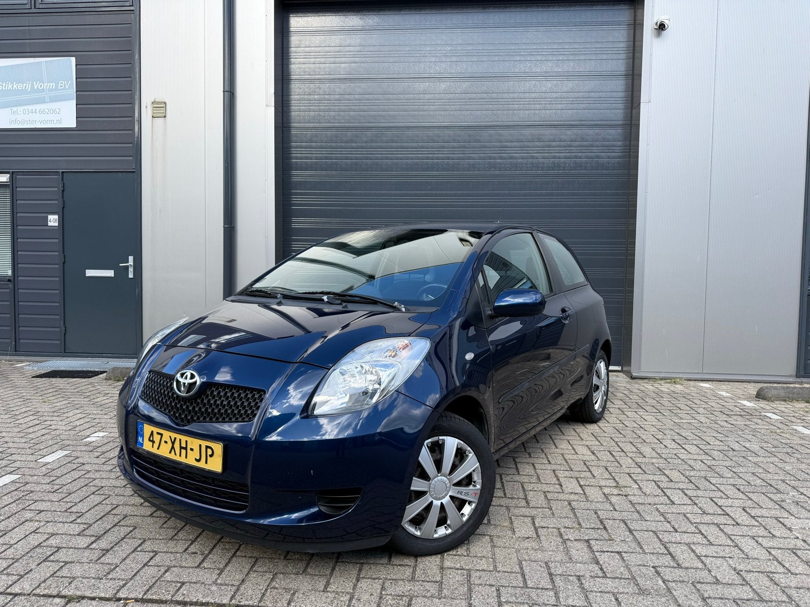 Toyota Yaris 1.3 16V | AUTOMAAT | AIRCO | NW APK | TREKHAAK!, Auto's, Stof, 40 €/maand, 4 cilinders, Blauw