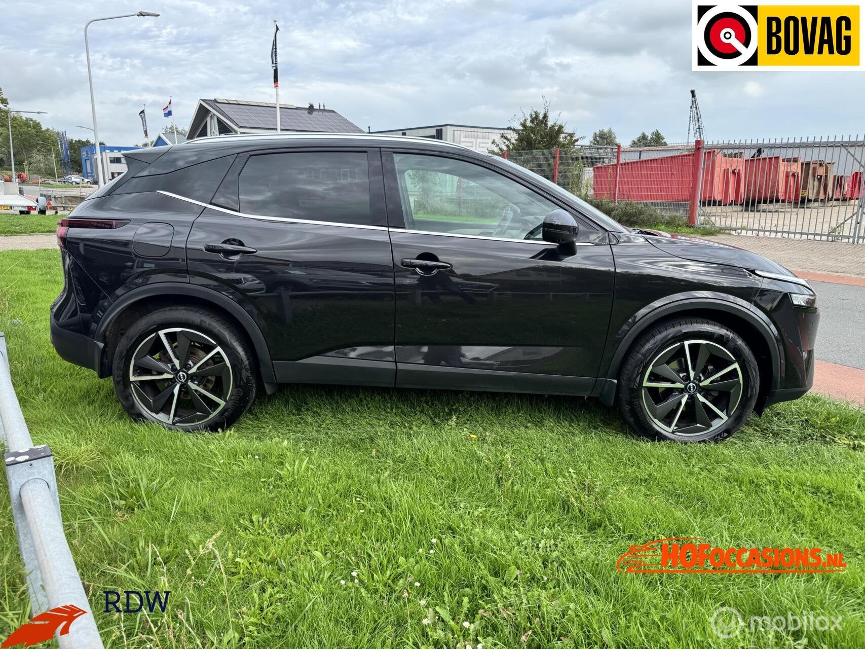 Nissan Qashqai 1.3 MHEV Tekna PANO / LEDER / HUD / TREKHAAK, Auto's, Dealer onderhouden, Zwart, 4 cilinders, Met garantie (alle)