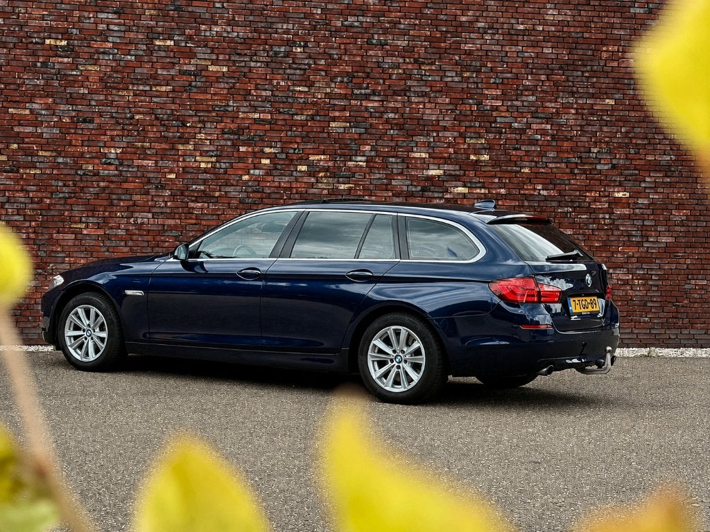 BMW 535i Touring 306PK High Executive | Pano | Trekhaak, Auto's, BMW, Euro 5, Achterwielaandrijving, Zwart, 2000 kg
