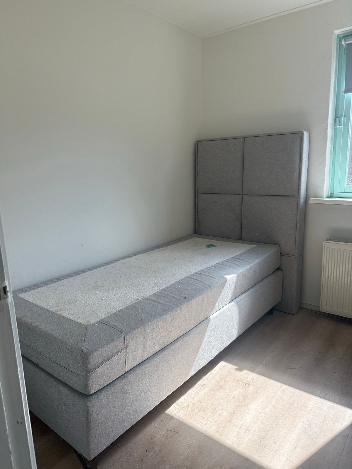 Gebruikt eenpersoons bed met hoofdbord - Grijs, Ophalen, Gebruikt, 90 cm, Eenpersoons
