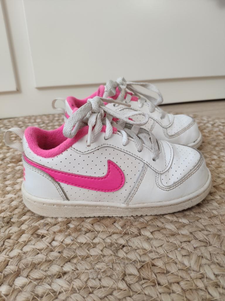 Nike sneakers wit met fel roze 25, Kinderen en Baby's, Kinderkleding | Schoenen en Sokken, Meisje, Schoenen, Ophalen of Verzenden