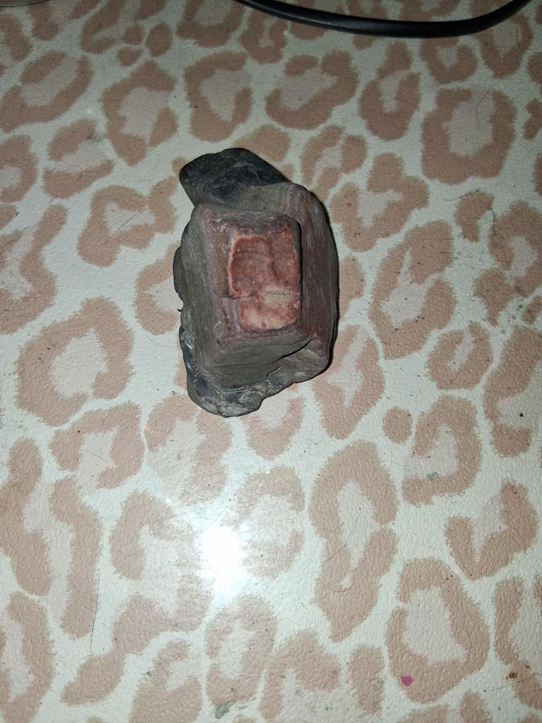 Uniek Mineraal met Rode en Donkere Tinten, Ophalen of Verzenden, Mineraal