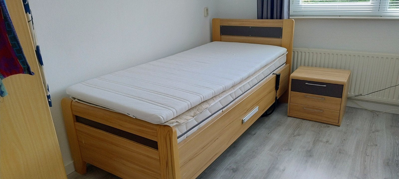 Elektrisch verstelbaar seniorenbed 90x200 cm met nachtkastje, Ophalen, 90 cm, Eenpersoons, Bruin