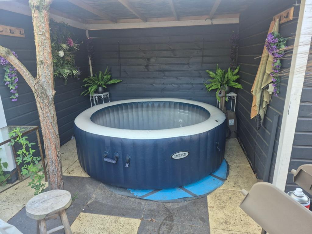 Intex Opblaasbare Jacuzzi - 6 persoons zonder pomp, Tuin en Terras, Bubbelbaden en Hottubs, Ophalen of Verzenden, Zo goed als nieuw