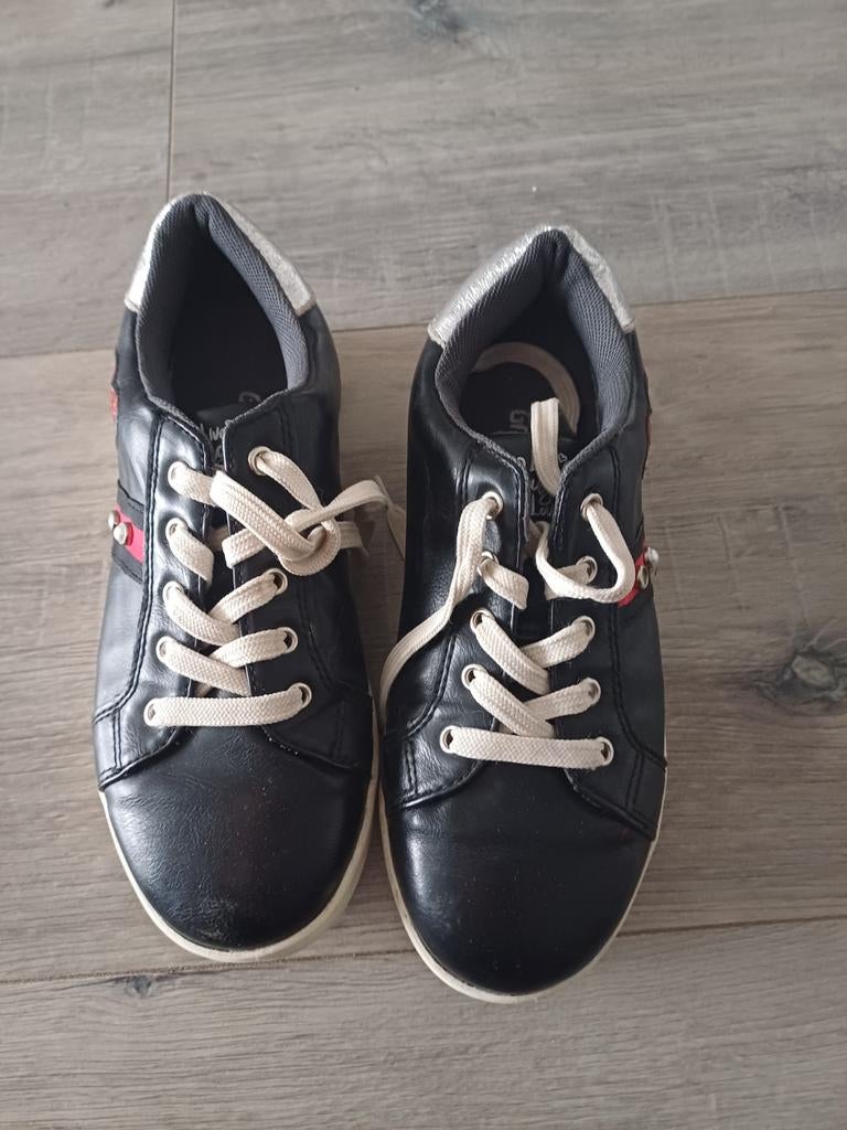 Zwarte sneakers/gympen, maat 36.
(met zilver en rood), Meisje, Graceland, Schoenen, Ophalen of Verzenden