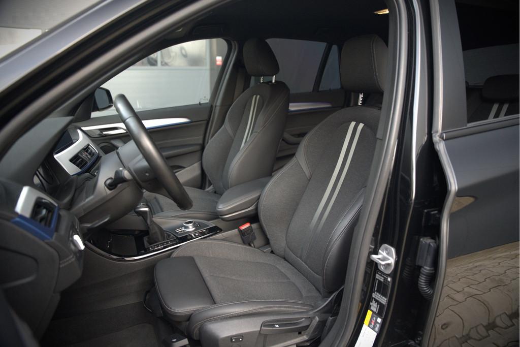 BMW X1 xDrive25e Executive M Sport | Stoelverwarming | Trekh, Auto's, BMW, Gebruikt, 95 pk, Leder en Stof, Zwart
