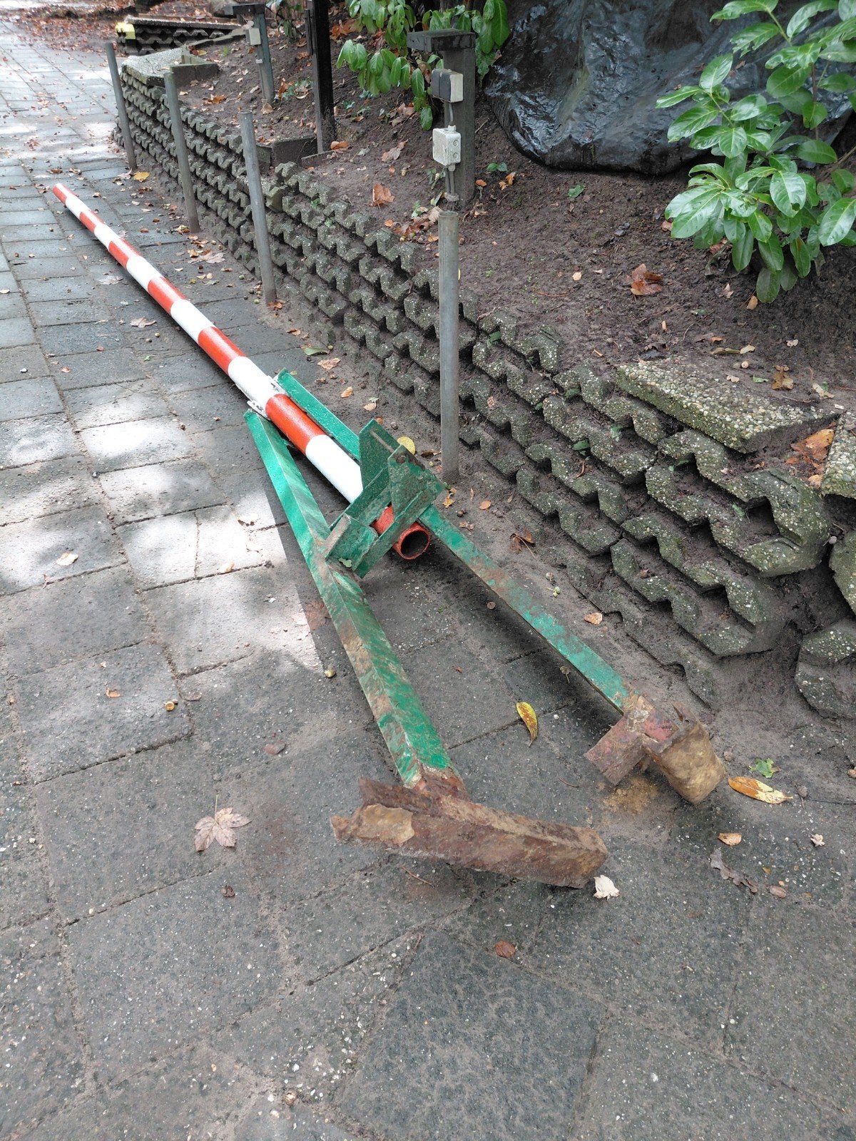 Gebruikte slagboom met rood-witte balk, Ophalen
