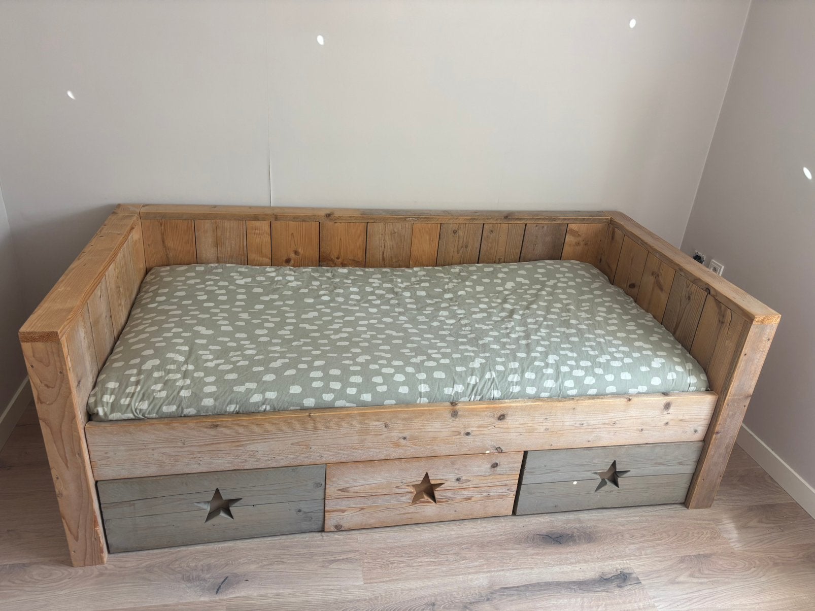 Kinderkamer set: bed, kledingkast en wandplank, Ophalen, 85 tot 100 cm, Gebruikt, Matras